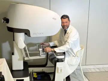 Detalle del Dr. Breda, pionero en la implantación clínica de la telecirugía Detalle del Dr. Breda, pionero en la implantación clínica de la telecirugía