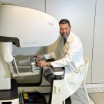 Detalle del Dr. Breda, pionero en la implantaci&oacute;n cl&iacute;nica de la telecirug&iacute;a