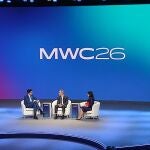 El ministro para la Transformaci&oacute;n Digital y de la Funci&oacute;n P&uacute;blica, &Oacute;scar L&oacute;pez, y el vicepresidente de Asuntos Legales de Amazon, David Zapolsky, en el MWC 2026