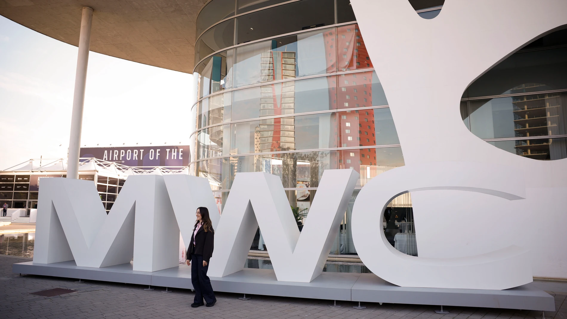 BARCELONA (ESPAÑA), 02/03/2026.- Los asistentes a su llegada a la vigésima edición del Mobile World Congress (MWC) en Barcelona, que comienza este lunes con la expectativa de que más de 100.000 visitantes pasen por el congreso, el principal evento mundial sobre tecnología ligada a la conectividad, en el que se congregan más de 2.900 expositores. EFE/Alberto Estévez