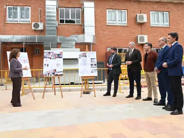El presidente de la Comunidad, Fernando López Miras, ha visitado hoy en Santomera el Instituto de Educación Secundaria Poeta Julián Andúga El presidente de la Comunidad, Fernando López Miras, ha visitado hoy en Santomera el Instituto de Educación Secundaria Poeta Julián Andúga