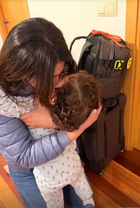 Gabriela Guillén despidiéndose de su hijo David
