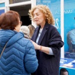 Mar&iacute;a Pardo conversa con una mujer en la sede campa&ntilde;a del PP en Valladolid