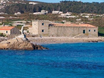 La escultura de la sirena frente a la isla. 