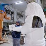 Catal&aacute; visita los talleres falleros de la Ciudad del Artista Fallero