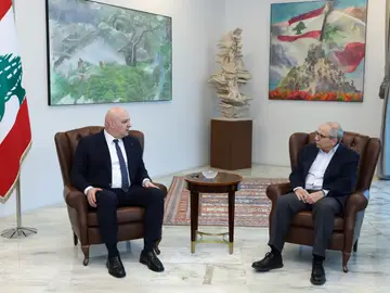 Líbano dice que prohibirá actividad militar de Hizbulá y le obligará a entregar sus armas BEIRUT, 02/03/2026.- El primer ministro libanés, Nawaf Salam, anunció este lunes que van a prohibir "toda" la actividad militar del grupo chií Hizbulá y a limitar su desempeño político, después de que un ataque del movimiento contra Israel provocara una ofensiva aérea de envergadura contra el Líbano. En la imagen, el presidente libanés, Joseph Aoun (i), y el primer ministro Salam, durante la reunión que mantuvieron antes del gabinete en el Palacio de Baabda. EFE/ Presidencia De Líbano - SOLO ...