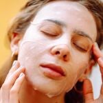 Mujer aplicando una mascarilla facial hidratante