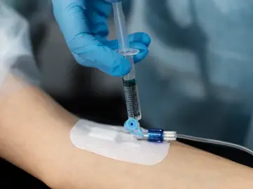 Enfermera utilizando un catéter, dispositivo sanitario en forma de tubo que se introduce en el cuerpo humano El CGE de Enfermería lanza un marco para usar el catéter y prevenir infecciones