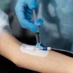 Enfermera utilizando un cat&eacute;ter, dispositivo sanitario en forma de tubo que se introduce en el cuerpo humano 