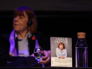 MADRID, 02/03/2026.- La francesa Gis&egrave;le Pelicot, convertida en un icono feminista global tras llevar a juicio un caso de violencia sexual, presenta este lunes en Madrid sus memorias 'Un himno a la vida', en un acto que conduce la periodista Montserrat Dom&iacute;nguez. EFE/ V&iacute;ctor Lerena 