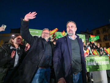 El l&iacute;der de Vox, Santiago Abascal, y el candidato a la Presidencia de la Junta, Carlos Poll&aacute;n, participan en un acto electoral en Aranda de Duero