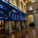 Econom&iacute;a/Bolsa.- El Ibex 35 mantiene una ca&iacute;da de m&aacute;s del 2% al mediod&iacute;a, hasta los 17.900, atento al conflicto en Ir&aacute;n