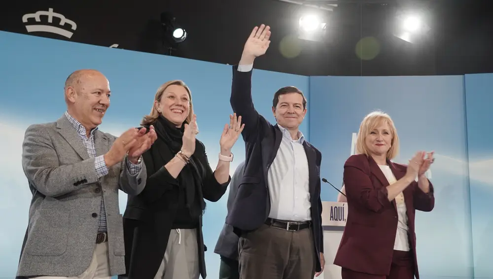 Mañueco saluda a los asistentes al acto junto a Isabel Blanco, Leticia García y José María Barrios
