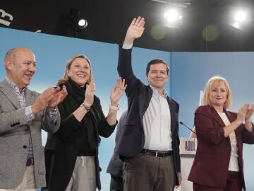 Ma&ntilde;ueco saluda a los asistentes al acto junto a Isabel Blanco, Leticia Garc&iacute;a y Jos&eacute; Mar&iacute;a Barrios