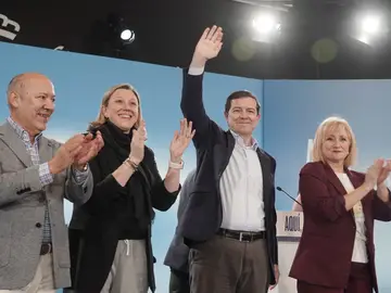 Mañueco saluda a los asistentes al acto junto a Isabel Blanco, Leticia García y José María Barrios Mañueco saluda a los asistentes al acto junto a Isabel Blanco, Leticia García y José María Barrios