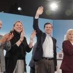 Ma&ntilde;ueco saluda a los asistentes al acto junto a Isabel Blanco, Leticia Garc&iacute;a y Jos&eacute; Mar&iacute;a Barrios