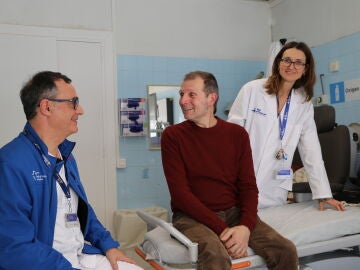 Carlos junto a la doctora Elena Hern&aacute;ndez y el logopeda rehabilitador, &Aacute;lvaro P&eacute;rez