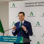 El presidente de la Junta de Andaluc&iacute;a, Juanma Moreno, inaugura la reforma del Centro de Participaci&oacute;n Activa (CPA) de Camas.
