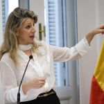 Yolanda D&iacute;az pide a las espa&ntilde;olas salir el 8M: "No hay guerra de sexos por mucho que Abascal y Feij&oacute;o se empe&ntilde;en"