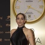Andrea Duro, con vestido negro y reloj dorado de Festina en los Goya