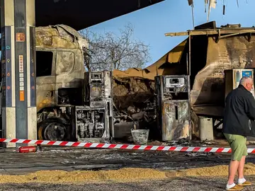 Arde un camión mientras repostaba en una estación de servicio de Ciudad Rodrigo (Salamanca) Arde un camión mientras repostaba en una estación de servicio de Ciudad Rodrigo (Salamanca)