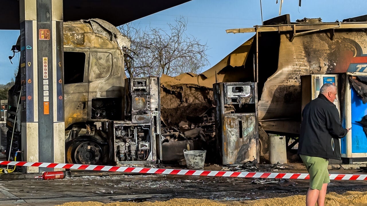 Arde un camión mientras repostaba en una estación de servicio de Ciudad Rodrigo (Salamanca)