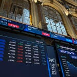 La Bolsa espa&ntilde;ola ampl&iacute;a la ca&iacute;da al 3,56 % y entra en p&eacute;rdidas anuales