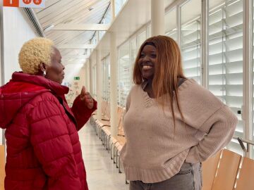 Juliette, paciente de la Unidad de Tratamiento de la Obesidad Infantil, junto a su madre, Rita