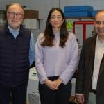 La investigadora &Aacute;gata Gonz&aacute;lez junto a Jos&eacute; Ram&oacute;n Jim&eacute;nez y Jos&eacute; Mar&iacute;a Fern&aacute;ndez en la Escuela Polit&eacute;cnica Superior de Belmez.