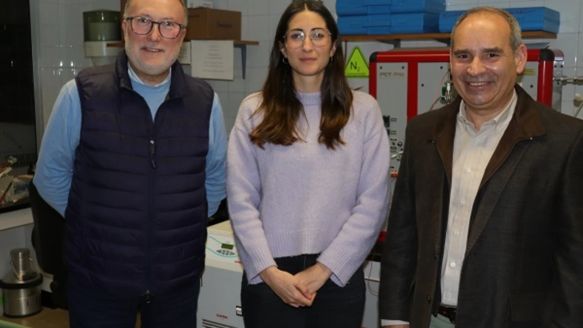 La investigadora Ágata González junto a José Ramón Jiménez y José María Fernández en la Escuela Politécnica Superior de Belmez.