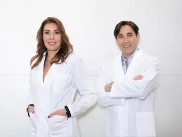 Juan Ramón Muñoz Montaño, doctor en Bioquímica y Biología Molecular y María Pilar de Castro García, doctora europea en Biología Celular y Molecular Juan Ramón Muñoz Montaño, doctor en Bioquímica y Biología Molecular y María Pilar de Castro García, doctora europea en Biología Celular y Molecular