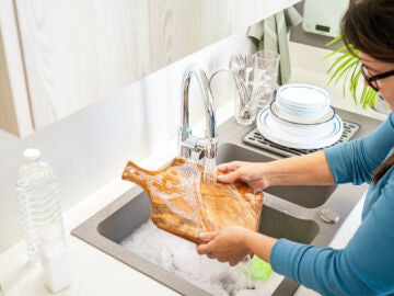 Qu&eacute; dice la psicolog&iacute;a de las personas que limpian mientras cocinan