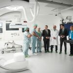 El presidente de la Junta de Andaluc&iacute;a, Juanma Moreno (2d), junto al consejero de Sanidad, Presidencia y Emergencias, Antonio Sanz (4i), visita las nuevas instalaciones del Hospital Costa del Sol inaugurado este martes.
