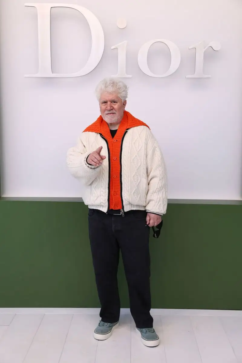 El look de Pedro Almodovar en el desfile de Dior.