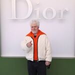 El look de Pedro Almodovar en el desfile de Dior. 