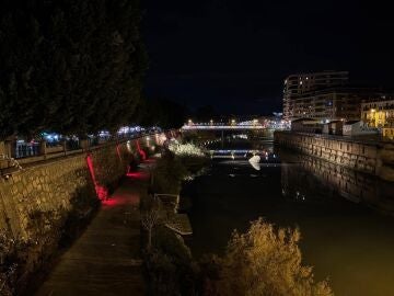MURCIA.-El cauce del r&iacute;o Segura se ilumina de granate por el D&iacute;a Mundial de la Audici&oacute;n