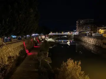 MURCIA.-El cauce del río Segura se ilumina de granate por el Día Mundial de la Audición MURCIA.-El cauce del río Segura se ilumina de granate por el Día Mundial de la Audición