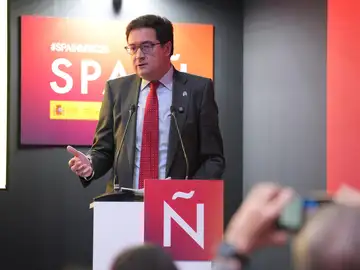 Óscar López confirma que Mediaset y Siete aspiran a la nueva licencia de TDT y que el concurso "sigue su curso" Óscar López confirma que Mediaset y Siete aspiran a la nueva licencia de TDT y que el concurso "sigue su curso"