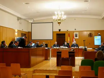 Suspendido el juicio contra una trama dedicada a la trata de mujeres con fines de prostitución al encontrarse en paradero desconocido la principal encausada Suspendido el juicio contra una trama dedicada a la trata de mujeres con fines de prostitución al encontrarse en paradero desconocido la principal encausada
