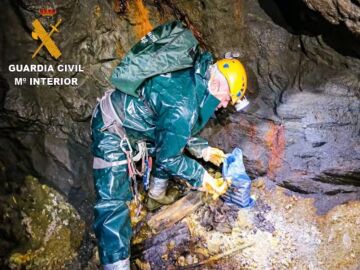Un agente de la Guardia Civil dentro de una cueva