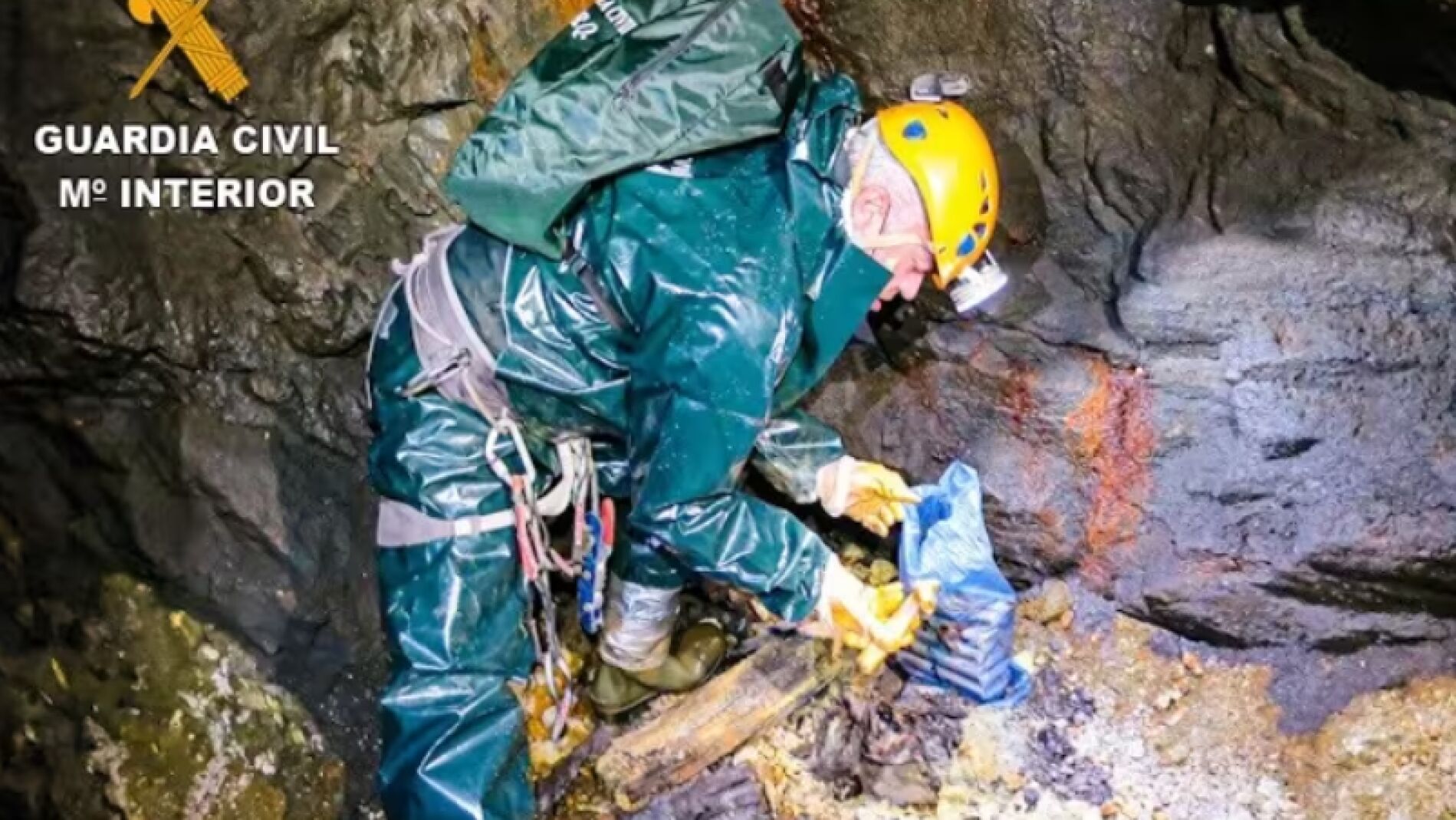 Un agente de la Guardia Civil dentro de una cueva