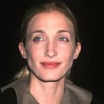 Primer plano de Carolyn Bessette con est&eacute;tica minimalista noventera