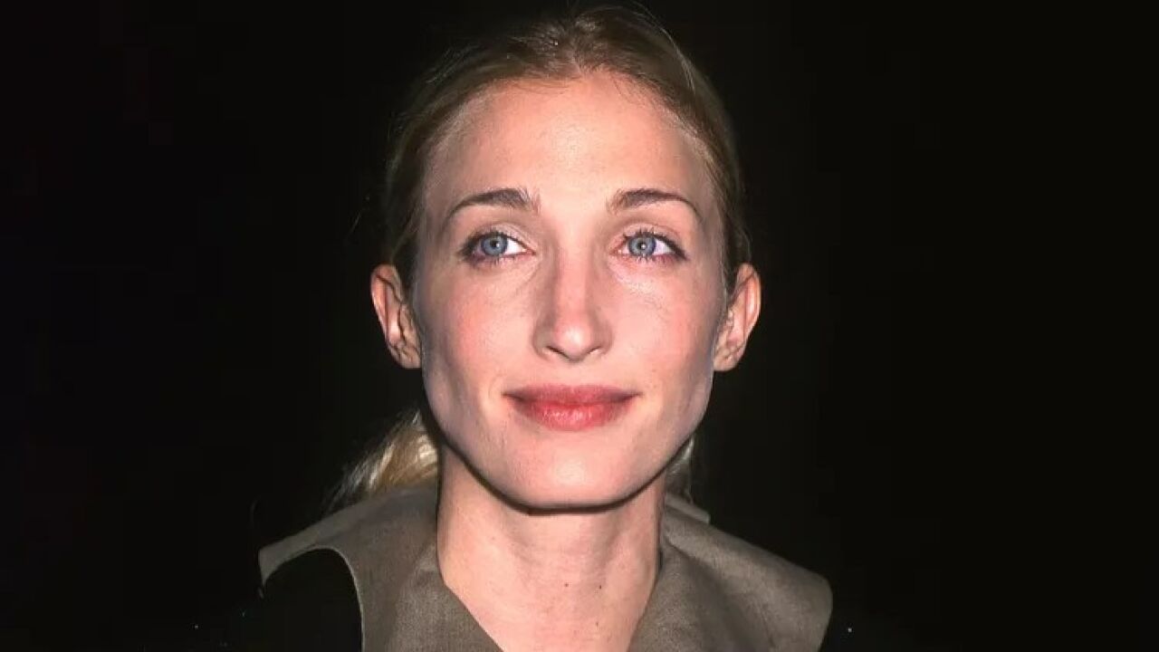Carolyn Bessette y el minimalismo de los 90: las 8 prendas clave de su estilo