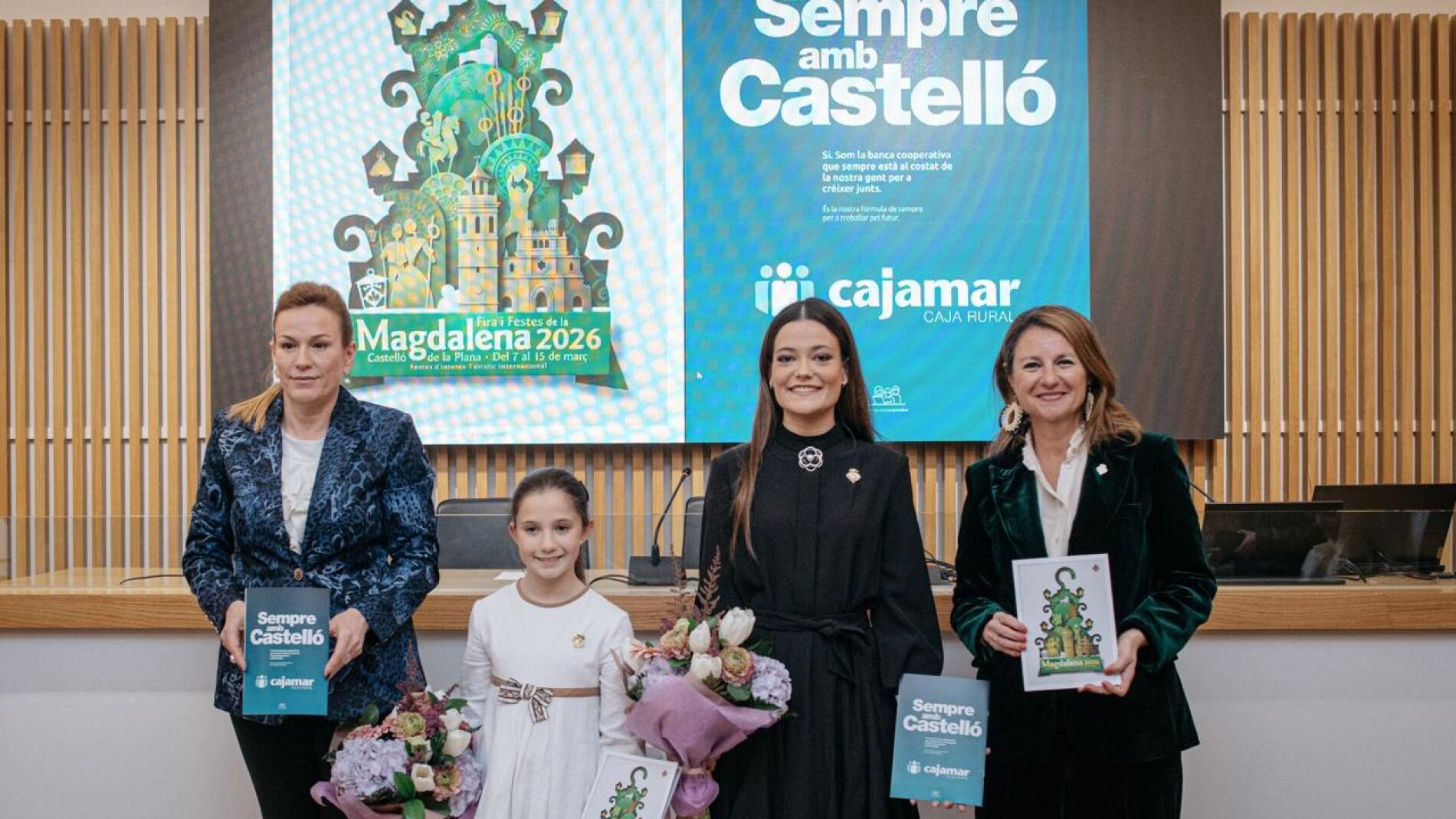 La alcaldesa de Castellón, Begoña Carrasco, acompañada de las reinas de las Fiestas, Clara Sanz y Ana Colón, y la directora territorial de Cajamar en Castellón, Mar Martí