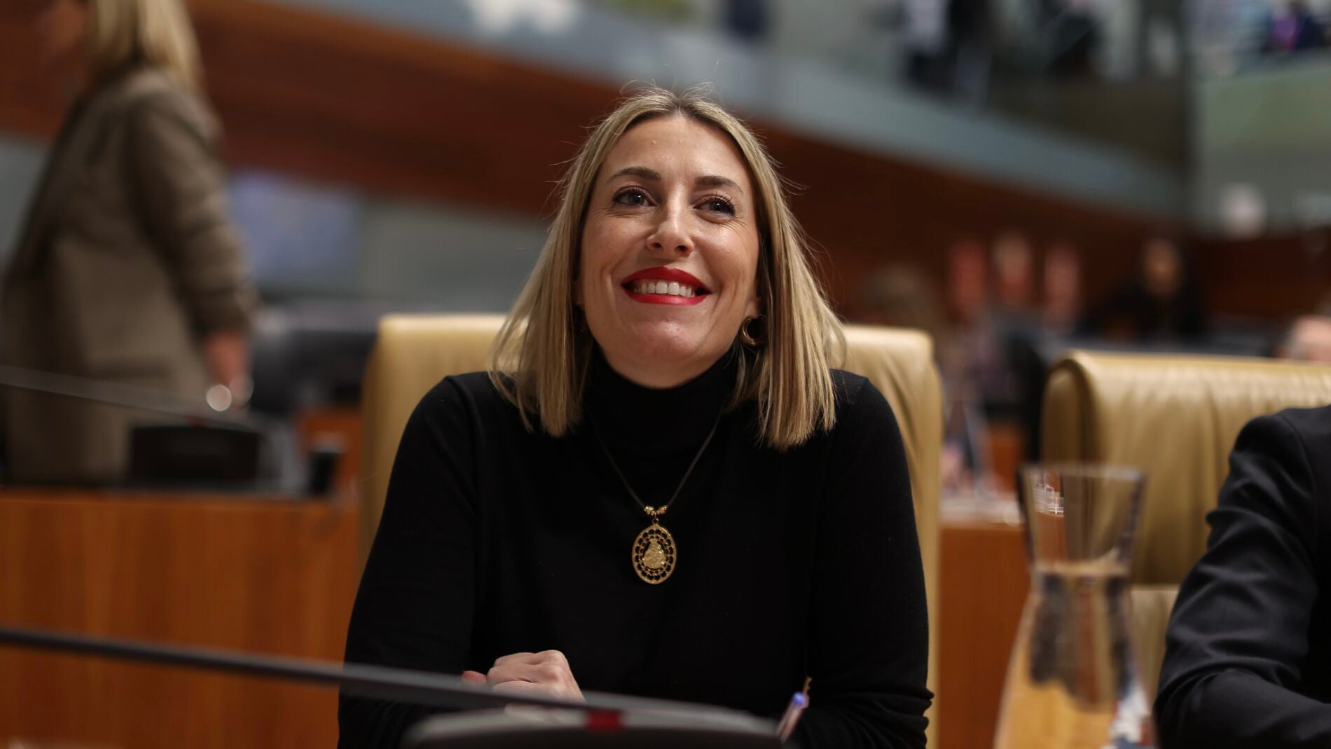 El pacto en Extremadura: el PP cede en inmigración y Vox renuncia a sus banderas en materia de aborto y LGTBI