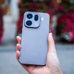 El OPPO Find X9 Pro en su acabado 'Titanium Charcoal'