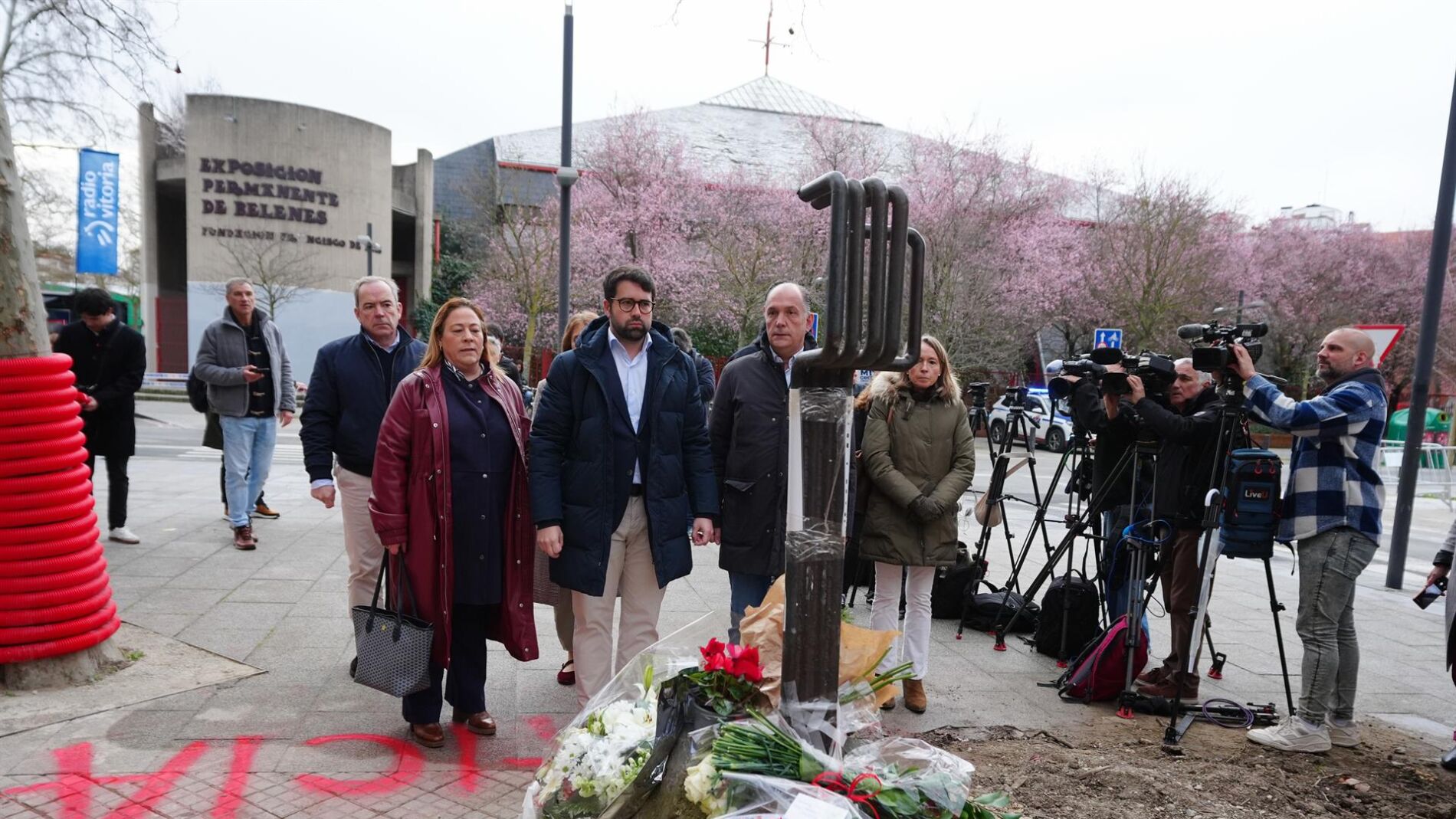 El PP ha realizado este martes una ofrenda floral en el monolito de Zaramaga con motivo del 50 aniversario de la masacre del 3 de marzo de 1976