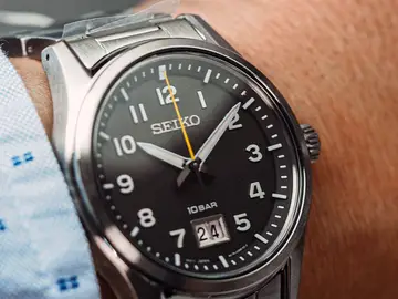 Un diseño que funciona tanto con traje como con camiseta Seiko SUR569P1