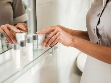 Adi&oacute;s a llevarse las botellitas de gel y champ&uacute; de los hoteles: hay algo que est&aacute; a punto de cambiar 