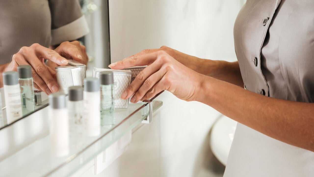 Adiós a llevarse las botellitas de gel y champú de los hoteles: hay algo que está a punto de cambiar